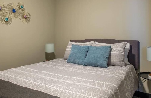 Downtown Kansas City Apartment | Frontdesk | Family 2BR Apt with Washer & Dryer