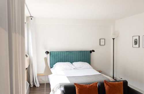 Indian Village Apartment | FRONTDESK Modern Studio Apt in East Hyde Park