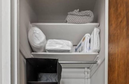 Hyde Park Apartment | Frontdesk | Open 1 BR Apt near Lake Michigan