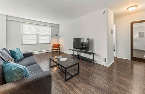 Hyde Park Apartment | Frontdesk | Open 1 BR Apt near Lake Michigan