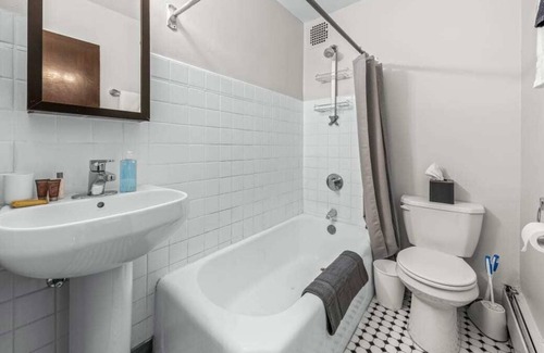Hyde Park Apartment | Frontdesk | Open Modern 1 BR Apt by Hyde Park