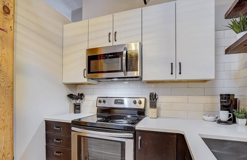 Warehouse District Apartment | Frontdesk | Studio Apt by Target Field