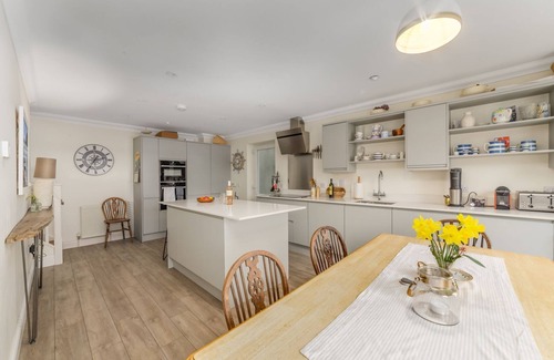 Port Erin Cottage | Frontignac - a holiday cottage that sleeps 8 guests in 4 bedrooms