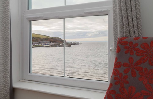 Port Erin Cottage | Frontignac - a holiday cottage that sleeps 8 guests in 4 bedrooms