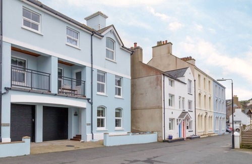 Port Erin Cottage | Frontignac - a holiday cottage that sleeps 8 guests in 4 bedrooms