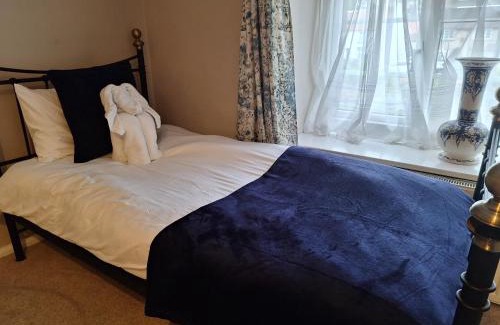 Scarborough House | Fryers Cottage 3 Bedroom Sleeps 6 Cottage