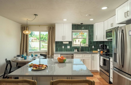 Regis Condo | ☀Full Amenities, Two King Beds each w/private ensuite bathroom, Centrally located☀