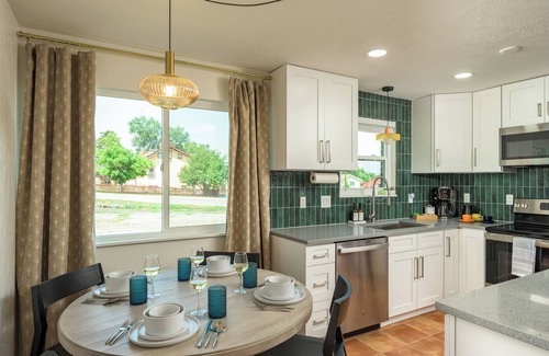 Regis Condo | ☀Full Amenities, Two King Beds each w/private ensuite bathroom, Centrally located☀