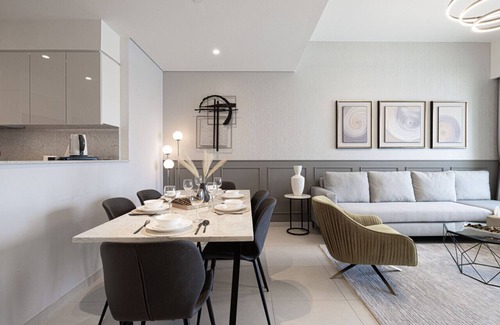 Downtown Dubai Apartment | Full Burj Khalifa View|Brand New 3BR+1 Guest Room