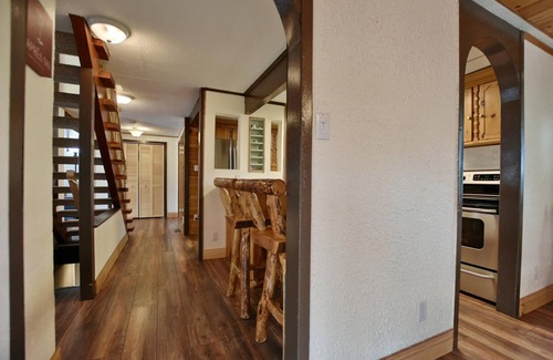 The Blue Mountains Ski Chalet | Fully equipped Blue Mountain Chalet with outdoor hot tub