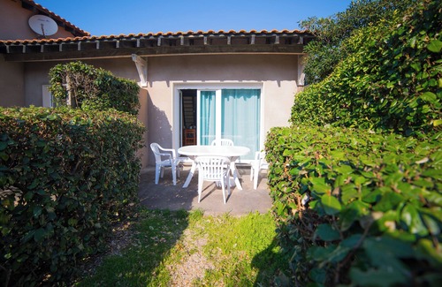 Mimizan-Plage Apartment | Full equiped studio 4 people, walking distance of beach and shops ,swimming pool