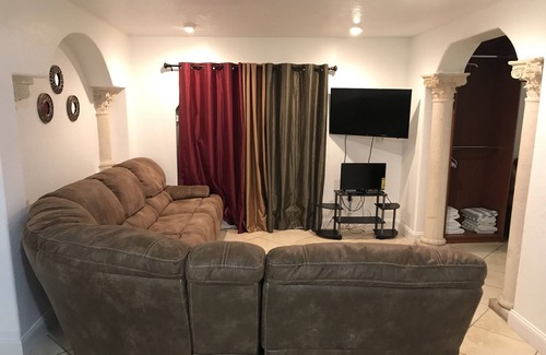 Hialeah House | Full house with pool and jacuzzi