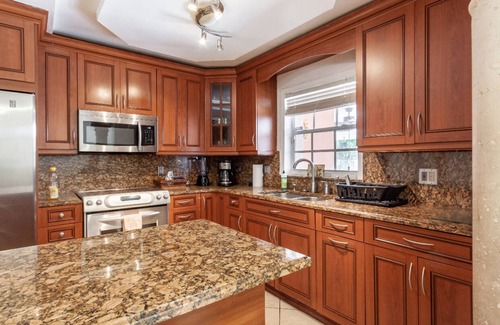 Hialeah House | Full house with pool and jacuzzi