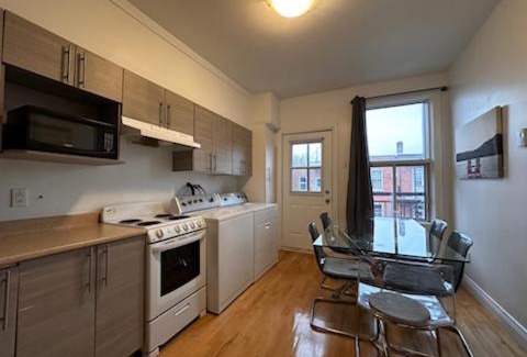Verdun House | FULL KITCHEN 10min from DTOWN Room B