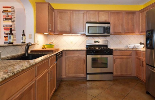South Lamar House | Full of Color and Light, 5 min from best music, food, and honkey-tonks in Austin