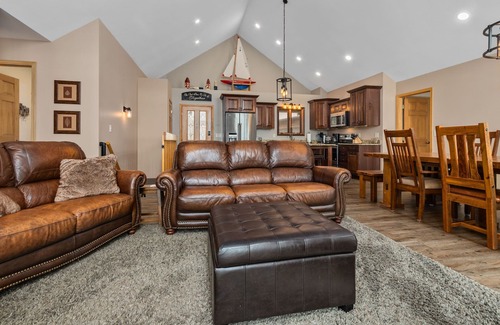 Wautoma House | Full Rec Lake w/pontoon to rent! 🏖 Beach. 🐶 friendly.
