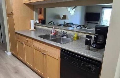 East Kootenay Condo | Fully Equipped 2BR Condo w/Mountain Views & Pool