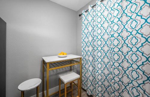Houston Heights Apartment | Fully Equipped 1BR with King Bed, Pool & Free Parking