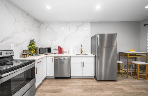 Houston Heights Apartment | Fully Equipped 1BR with King Bed, Pool & Free Parking