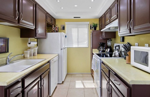 Sunrise Vista Chino Condo | Fully-Equipped Condo w Mtn Views, 2m to DT