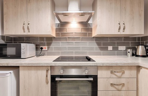 Landore Apartment | Fully Equipped Kitchen, Triple Room, Parking