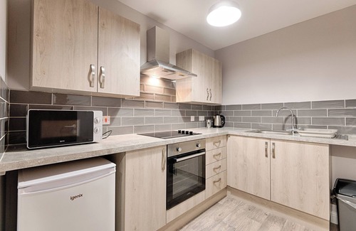 Landore Apartment | Fully Equipped Kitchen, Triple Room, Parking