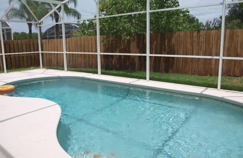 Woodridge Villa | fully fenced back yard !
