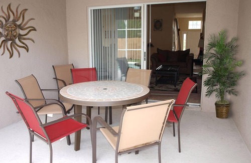 Woodridge Villa | fully fenced back yard !