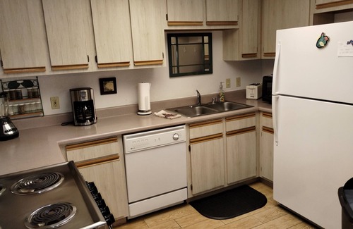 Lake Havasu City Condo | Fully furnished condo adjacent to golf course. 2 minute walk the London Bridge