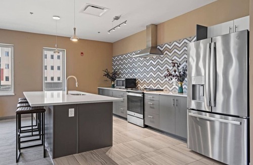 Midtown - Westport Apartment | Fully Furnished 2Bed Apt In Kansas W/Open Kitchen