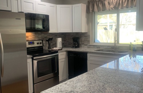 West Arlington House | Fully Furnished 3/2 with pool for 30+ day stays in Arlington Texas!