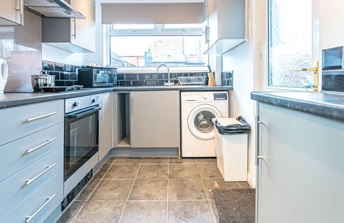 Manchester House | Fully Furnished 3BR House in Manchester | Free Wifi & Parking | Near City Centre