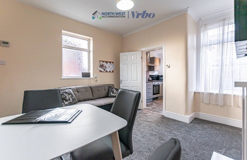 Manchester House | Fully Furnished 3BR House in Manchester | Free Wifi & Parking | Near City Centre