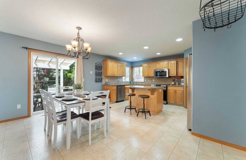 Mill Plain House | Fully furnished 4BR Home|Study Room|Mainfloor Bedroom|Garage Access #42180