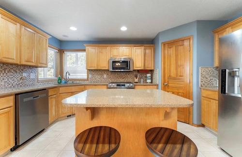 Mill Plain House | Fully furnished 4BR Home|Study Room|Mainfloor Bedroom|Garage Access #42180