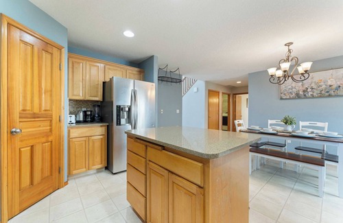 Mill Plain House | Fully furnished 4BR Home|Study Room|Mainfloor Bedroom|Garage Access #42180