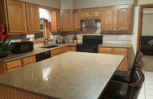 Urbandale House | Fully furnished 5 bedroom home in a nice neighborhood