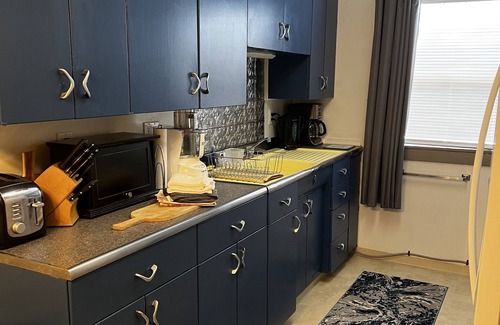 Greenside Park Apartment | Fully Furnished Apt. Perfect Short Stay. Large One Bedroom