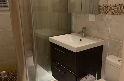 Cote-Des-Neiges—Notre-Dame-De-Grace Apartment | Fully Furnished Home for Your Perfect Getaway!