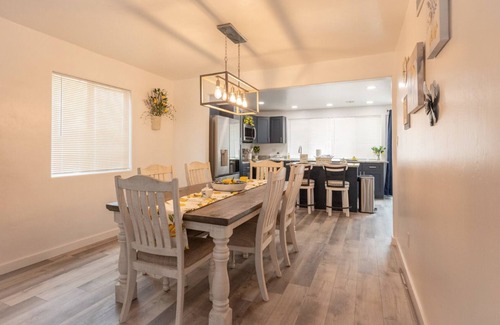 Tucson House | Fully Remodeled Rolling Hills Haus, Spacious 4-bed house on East side Tucson