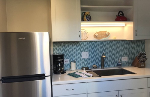 Downtown House | Fully Renovated 1 Bedroom Beach House - Steps to the Sand, View of the Pier -.