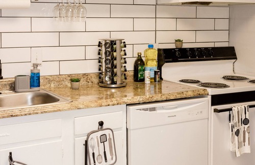 Chapel Hill Apartment | Fully Renovated 2 Bdrm UNC Apt with Pool
