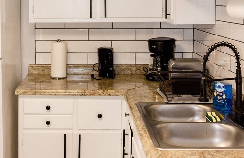 Chapel Hill Apartment | Fully Renovated 2 Bdrm UNC Apt with Pool