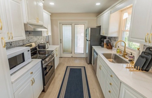 Urbandale House | Fully-Renovated 3 BR near DSM! Work travel & Family Friendly.