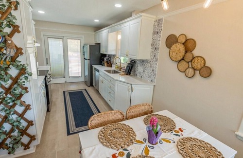 Urbandale House | Fully-Renovated 3 BR near DSM! Work travel & Family Friendly.