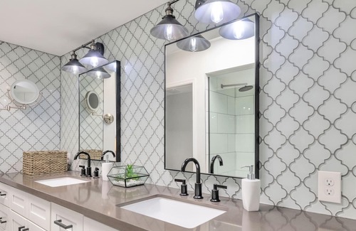 Orange Heights House | Fully Updated Cozy & Quiet Dedicated Work Space Patio Parking Walkable