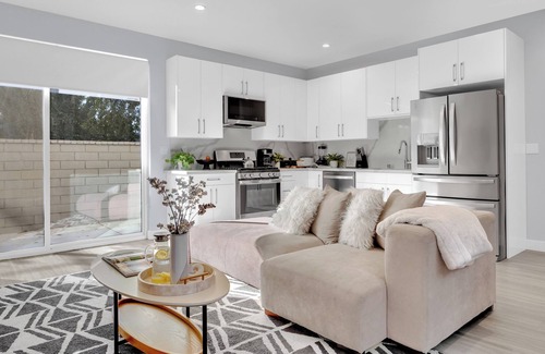 Sherman Oaks House | Fulton Buyout by AvantStay | Sherman Oaks Estate + View