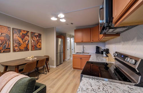 Somerville House | Fun 3-bedroom Fully Fenced Lake Getaway- Awesome Outdoor Space!