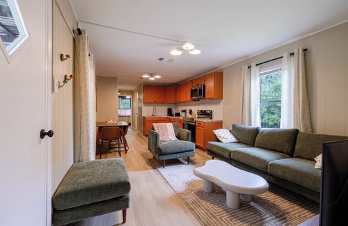 Somerville House | Fun 3-bedroom Fully Fenced Lake Getaway- Awesome Outdoor Space!
