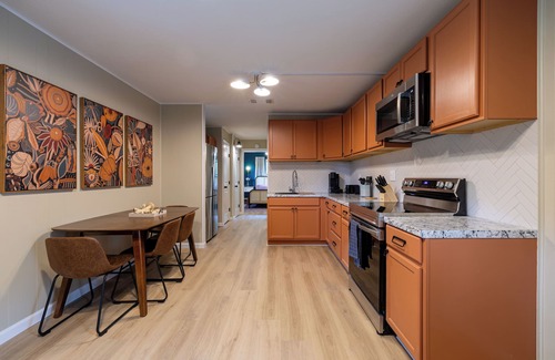 Somerville House | Fun 3-bedroom Fully Fenced Lake Getaway- Awesome Outdoor Space!